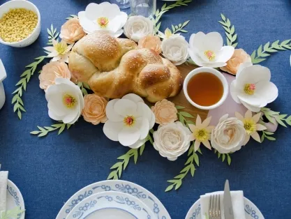 שולחן אירוח חגיגי ופרחוני