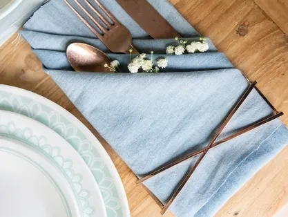 חג אחד ו-3 שולחנות