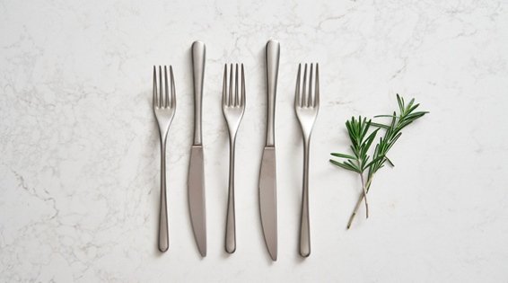 סכו"ם וכלי הגשה מבית סלווינלי